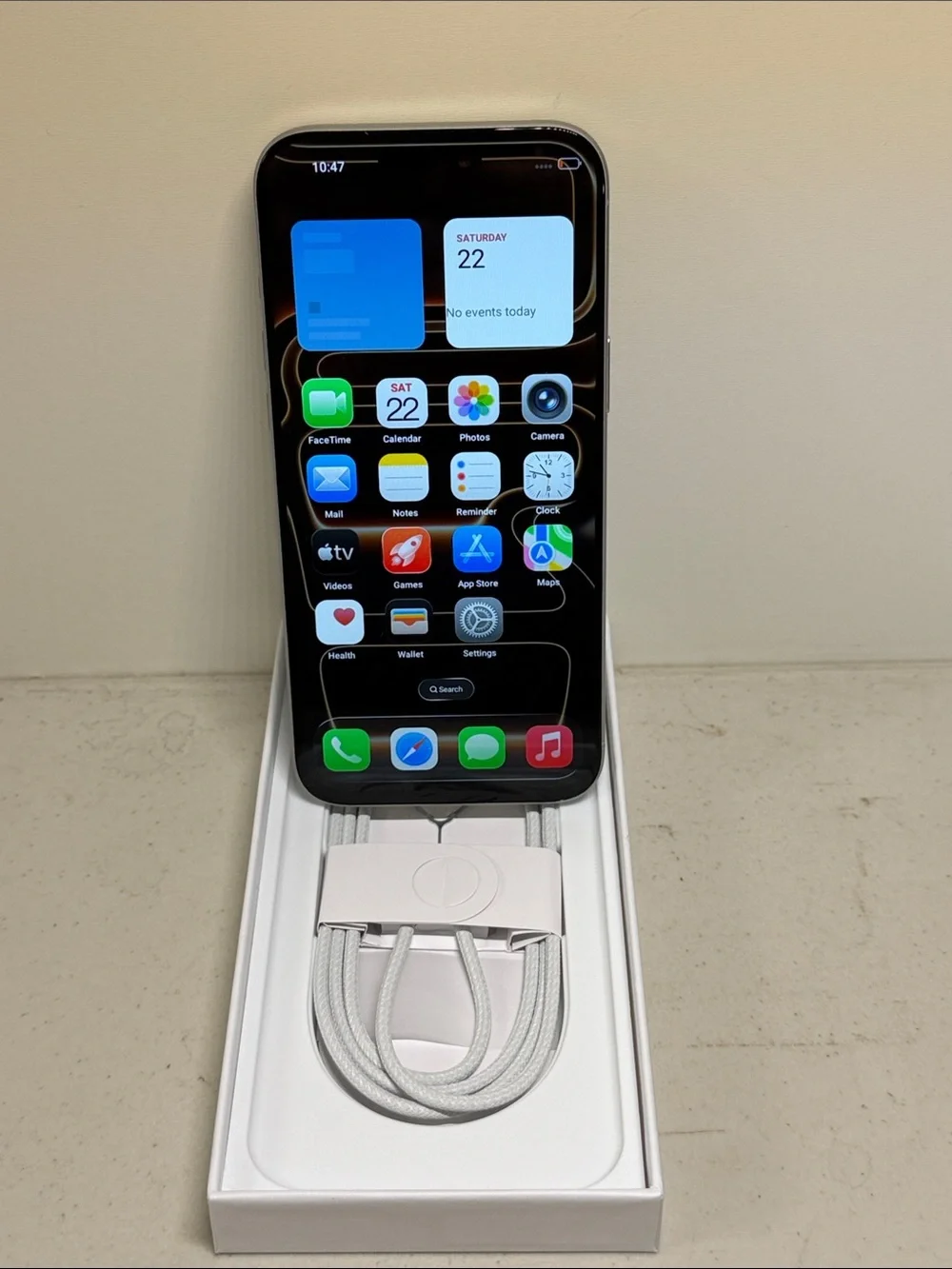 Smartphone High quality Silver & White Smartphone - Modern Dual-Tone Design 1TB